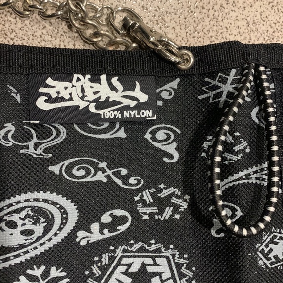 NWOT Punk Rocker Skull Embroided Tri-fold Nylon/Velcro Wallet Purse with Chain - Picture 12 of 13